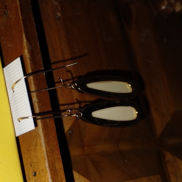 New Never Worn Gold & Cream Dangly Hook Teardrop Earrings with 3¼ Drop - Picture 3 of 3